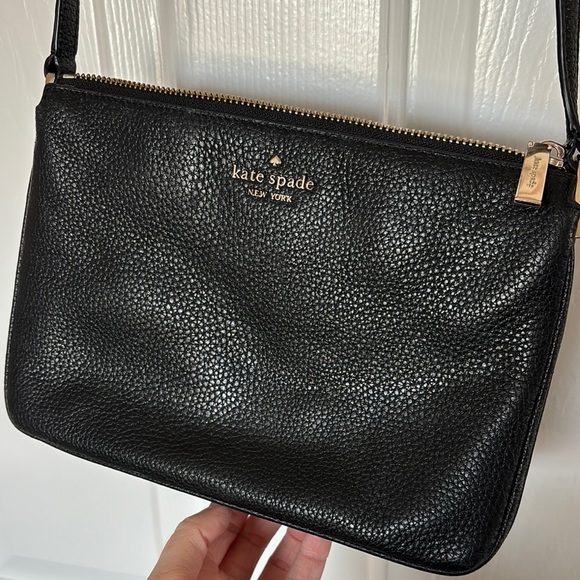 Kate Spade Black Crossbody Bag with Minimalist Design - Picture 3 of 8